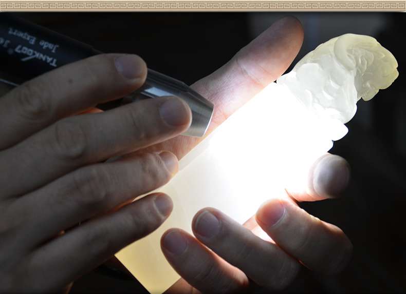 照玉強(qiáng)光手電筒不只可以鑒定琥珀，還可以鑒別各種的玉石、原石