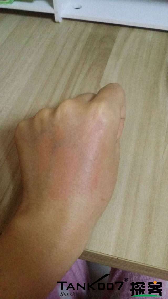 客戶買了紫光手電驗熒光劑，先拿面膜大姨媽巾開刀 