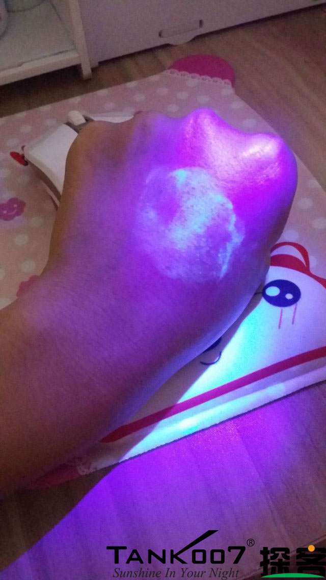 客戶買了紫光手電驗熒光劑，先拿面膜大姨媽巾開刀 