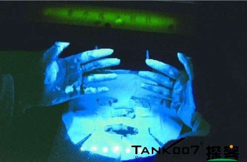 客戶買了紫光手電驗熒光劑，先拿面膜大姨媽巾開刀 