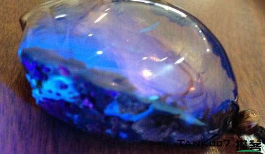 網(wǎng)上用紫光手電鑒定琥珀的帖子這么多，哪個(gè)是真假？