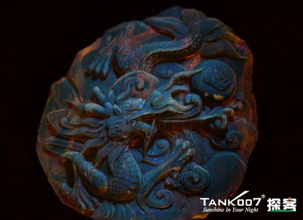 網(wǎng)上用紫光手電鑒定琥珀的帖子這么多，哪個(gè)是真假？