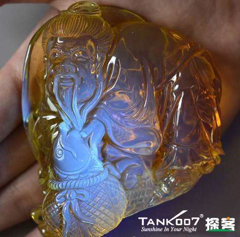 網(wǎng)上用紫光手電鑒定琥珀的帖子這么多，哪個(gè)是真假？