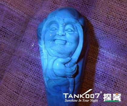 網(wǎng)上用紫光手電鑒定琥珀的帖子這么多，哪個(gè)是真假？