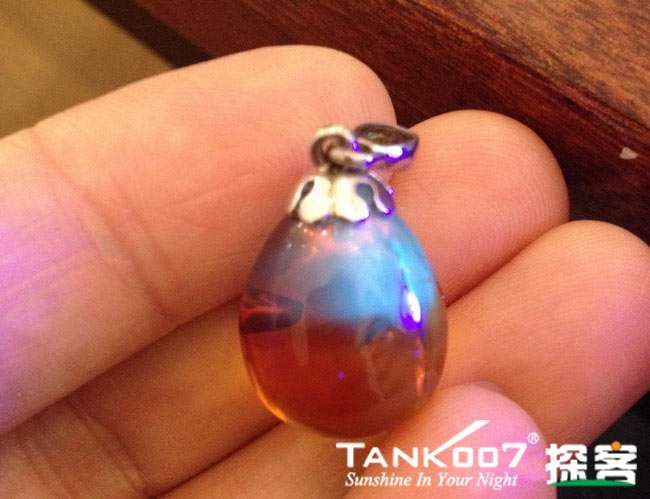 網(wǎng)上用紫光手電鑒定琥珀的帖子這么多，哪個(gè)是真假？