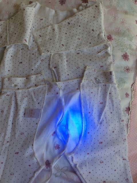  寶媽買了紫光手電，衣服上好多熒光劑，看的心慌害怕