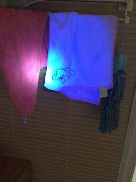  寶媽買了紫光手電，衣服上好多熒光劑，看的心慌害怕
