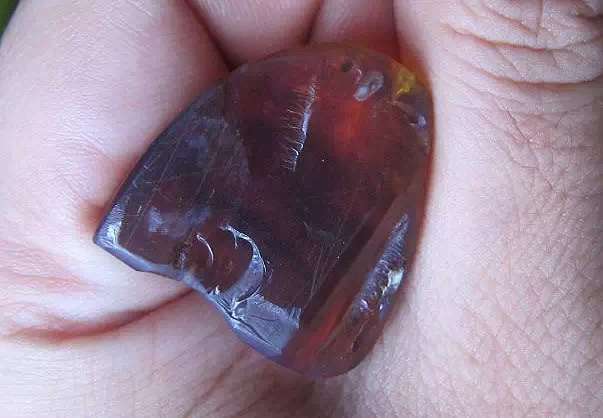 樹脂合成品的琥珀會在紫光手電下產(chǎn)生淡藍色的熒光反應